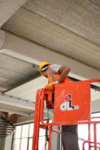 De wetgever heeft de laatste jaren verschillende maatregelen genomen om flexibele arbeid, waaronder ook oproepovereenkomsten vallen, aan banden te leggen en werkgevers te stimuleren om hun werknemers een vast contract aan te bieden. Met de invoering van de Wet arbeidsmarkt in balans (“Wab”) per 1 januari 2020 moeten de verschillen tussen vaste en flexibele arbeid nog verder worden ingeperkt. De vraag naar arbeid binnen organisaties wisselt voortdurend. Bijvoorbeeld als gevolg van economische schommelingen of technologische ontwikkelingen. Door werknemers aan te nemen op basis van een oproepovereenkomst, denken veel werkgevers de inzet van arbeidskrachten eenvoudig te kunnen afstemmen op de vraag naar arbeid binnen de organisatie. Maar is dat nog wel zo eenvoudig? In deze blog bespreken wij wat een oproepovereenkomst is, welke bescherming oproepwerknemers genieten en wat er gaat veranderen door de invoering van de Wab. Op basis van die informatie kunt u beslissen of de oproepovereenkomst (nog) van toegevoegde waarde is voor uw organisatie. Wat is een oproepovereenkomst? Een oproepovereenkomst is een arbeidsovereenkomst op basis waarvan de werkgever de werknemer kan oproepen om te komen werken op het moment dat de werkgever daar behoefte aan heeft. Er is geen wettelijke omschrijving van een oproepovereenkomst. In de praktijk bestaan er twee soorten oproepovereenkomsten: de oproepovereenkomst met uitgestelde prestatieplicht; en, de voorovereenkomst. Oproepovereenkomst met uitgestelde prestatieplicht Een oproepovereenkomst met uitgestelde prestatieplicht is een arbeidsovereenkomst die voor onbepaalde of bepaalde tijd kan worden aangegaan. Kenmerkend voor de oproepovereenkomst met uitgestelde prestatieplicht is dat de werknemer verplicht is om gehoor te geven aan de oproep van de werkgever. De prestatieplicht van de werknemer ontstaat pas op het moment dat de werknemer wordt opgeroepen. De werkgever is op zijn beurt verplicht om de werknemer op te roepen als er werk beschikbaar is. De oproepovereenkomst met uitgestelde prestatieplicht kent twee varianten: Nulurencontracten, waarvoor kenmerkend is dat partijen geen afspraken hebben gemaakt over het aantal uren dat de werknemer zal werken; en, Min-max contract, waarbij kenmerkend is dat partijen een minimaal en een maximaal aantal uren hebben afgesproken waarvoor de werknemer zal worden opgeroepen. Voor min-max contracten geldt dat de werkgever het overeengekomen minimum aantal uren altijd moet uitbetalen, ook bij ziekte. Wordt de werknemer voor meer dan het maximaal aantal uren opgeroepen, dan mag de werknemer die oproep weigeren. De voorovereenkomst Een voorovereenkomst is (nog) geen arbeidsovereenkomst, maar meer een intentieverklaring tussen partijen. Kenmerkend voor de voorovereenkomst is dat de werknemer per oproep mag beslissen om al dan niet aan de oproep van de werkgever gehoor te geven. Bij een voorovereenkomst ontstaat pas een arbeidsovereenkomst op het moment dat de werkgever de werknemer heeft opgeroepen en de werknemer met die oproep instemt. De arbeidsovereenkomst geldt dan steeds voor de duur van die oproep, bijvoorbeeld voor een dag, een week of een paar maanden. Het nadeel van de voorovereenkomst is dat bij iedere oproep een nieuwe arbeidsovereenkomst tot stand komt. Partijen lopen daarmee het risico dat als gevolg van de ketenregeling een arbeidsovereenkomst voor onbepaalde tijd ontstaat. De oproepovereenkomst met voorovereenkomst komt daarom in de praktijk nauwelijks voor. Wij zullen ons in deze blog beperken tot oproepovereenkomsten met uitgestelde prestatieplicht. Voor zover wij hieronder spreken over oproepovereenkomsten bedoelen wij nulurencontracten en min-max contracten. Rechtsbescherming oproepwerknemers Flexibel werken brengt voor werknemers veel onzekerheden met zich mee. Voor oproepkrachten gelden vaak onregelmatige werktijden en een onregelmatig inkomen. Oproepkrachten verkeren regelmatig in onzekerheid over de vraag of, wanneer en voor hoeveel uren ze worden opgeroepen. Om oproepkrachten meer zekerheid te bieden, zijn in de wet verschillende bepalingen opgenomen die de rechtspositie van oproepkrachten versterken. Wij bespreken hieronder de drie belangrijkste. Het is wel belangrijk om er rekening mee te houden dat hierover in een cao mogelijk afwijkende afspraken kunnen worden gemaakt. Na zes maanden geldt geen arbeid, toch loon Voor alle arbeidsovereenkomsten geldt (nog) het uitgangspunt geen arbeid, geen loon. Dit betekent dat de werkgever geen salaris verschuldigd is over de uren dat de werknemer geen arbeid heeft verricht. Dit uitgangspunt geldt niet als de werknemer de arbeid niet heeft verricht door een oorzaak die in redelijkheid voor rekening van de werkgever komt. Geen of onvoldoende werk komt in beginsel voor rekening van de werkgever, zodat werknemers in een dergelijke situatie toch recht hebben op salaris. In een oproepovereenkomst is bijna altijd opgenomen dat de werkgever alleen salaris verschuldigd is voor de uren dat de werknemer daadwerkelijk is opgeroepen. Daarmee maakt de werkgever gebruik van een uitzonderingsmogelijkheid om het salaris niet door te hoeven betalen als er onvoldoende werk is om de werknemer op te roepen. Ter bescherming van de oproepwerknemers is deze uitzonderingsmogelijkheid beperkt tot de eerste zes maanden van de arbeidsovereenkomst. Na zes maanden zal de werkgever het salaris van de werkgever moeten doorbetalen, ook als er geen werk beschikbaar is. Maar welk salaris moet de werkgever dan doorbetalen? Na drie maanden ontstaat een rechtsvermoeden van de arbeidsomvang Dat is de vraag nu in oproepovereenkomsten in beginsel geen vaste arbeidsduur – en dus geen vast salaris – is afgesproken. Voor min-max contracten geldt dat de werkgever in ieder geval het overeengekomen minimum aantal uren moet uitbetalen. Mede ter bescherming van oproepwerknemers kent de wet een vermoedelijke arbeidsduur als gevolg waarvan na drie maanden het vermoeden ontstaat dat de overeengekomen arbeidsduur gelijk is aan de gemiddelde arbeidsduur van de laatste drie maanden. Dit geldt voor nulurencontracten waarin geen arbeidsduur is vastgelegd, maar ook voor min-max contracten indien de feitelijke arbeidsduur structureel een grotere omvang heeft dan de overeengekomen minimum arbeidsduur. Heeft een werknemer de afgelopen drie maanden gemiddeld 18 uur per week gewerkt? Dan wordt vermoed dat de overeengekomen arbeidsduur 18 uur per week is. De werkgever kan dit vermoeden weerlegeggen, maar moet dan aantonen dat de vermoede arbeidsduur niet representatief is. Dit kan het geval zijn als in de laatste drie maanden bijvoorbeeld sprake was van een piek in de werkzaamheden van de werkgever als gevolg waarvan de werknemer die maanden aantoonbaar meer is opgeroepen dan de overige maanden van dat jaar. In dat geval kan het zo zijn dat de vermoedde arbeidsduur naar beneden moet worden bijgesteld. Minimaal drie uur uitbetalen per oproep Indien partijen in de oproepovereenkomst een arbeidsduur van minder dan 15 uur per week hebben afgesproken, dan heeft de werknemer voor elke periode van minder dan drie uur waarin hij arbeid heeft verricht, recht op het salaris waarop hij aanspraak zou hebben als hij drie uur had gewerkt. Datzelfde geldt voor oproepovereenkomsten waarin de omvang van de arbeid niet of niet eenduidig is vastgelegd. De wetgever wil hiermee voorkomen dat de oproepwerknemers steeds voor zeer korte periodes wordt opgeroepen. Dus werkgevers, let op: roept u een werknemer binnen drie uur twee keer voor een uur op, dan moet u voor beide oproepen drie uur uitbetalen. Wijzigingen Wab Oproepwerknemers genieten dus al behoorlijk wat bescherming, ondanks dat partijen zich hiervan vaak niet bewust zijn. Met de invoering van de Wab wil de wetgever de oproepwerknemers verder beschermen. Hieronder de wijzigingen op een rijtje. Als een oproepovereenkomst twaalf maanden heeft geduurd, is de werkgever verplicht om de oproepkracht een (oproep)overeenkomst met een vast aantal uren aan te bieden. Dat aantal aangeboden uren moet minimaal gelijk zijn het gemiddelde aantal gewerkte uren over de afgelopen twaalf maanden. Het aanbod moet uiterlijk in de maand volgende op de twaalfde maand worden gedaan. Werkgevers moeten oproepkrachten uiterlijk vier dagen van tevoren schriftelijk of elektronisch oproepen. Trekt de werkgever de oproep binnen die vier dagen alsnog in, dan heeft de werknemer alsnog recht op loonbetaling over de periode waarvoor hij was opgeroepen. Bij cao kan van de termijn van vier dagen worden afgeweken. Voor oproepkrachten met een nulurencontract geldt dat zij de oproepovereenkomst met een opzegtermijn van vier dagen kunnen opzeggen. Deze termijn van vier dagen kan bij cao verder worden verkort. Conclusie Wij begrijpen dat werkgevers flexibele arbeidskrachten nodig hebben, terwijl werknemers zekerheid willen. Met alle maatregelen is de wetgever op zoek naar een compromis voor beide partijen. Wij vragen ons af of de oproepovereenkomst door die maatregelen nog wel toegevoegde waarde heeft. Blog Oproepovereenkomst Ko & Co Advocaten