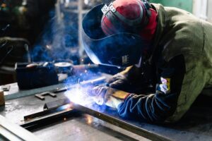 Een lasser aan het werk. Begeleidende blog foto Ko & Co Advocaten.
