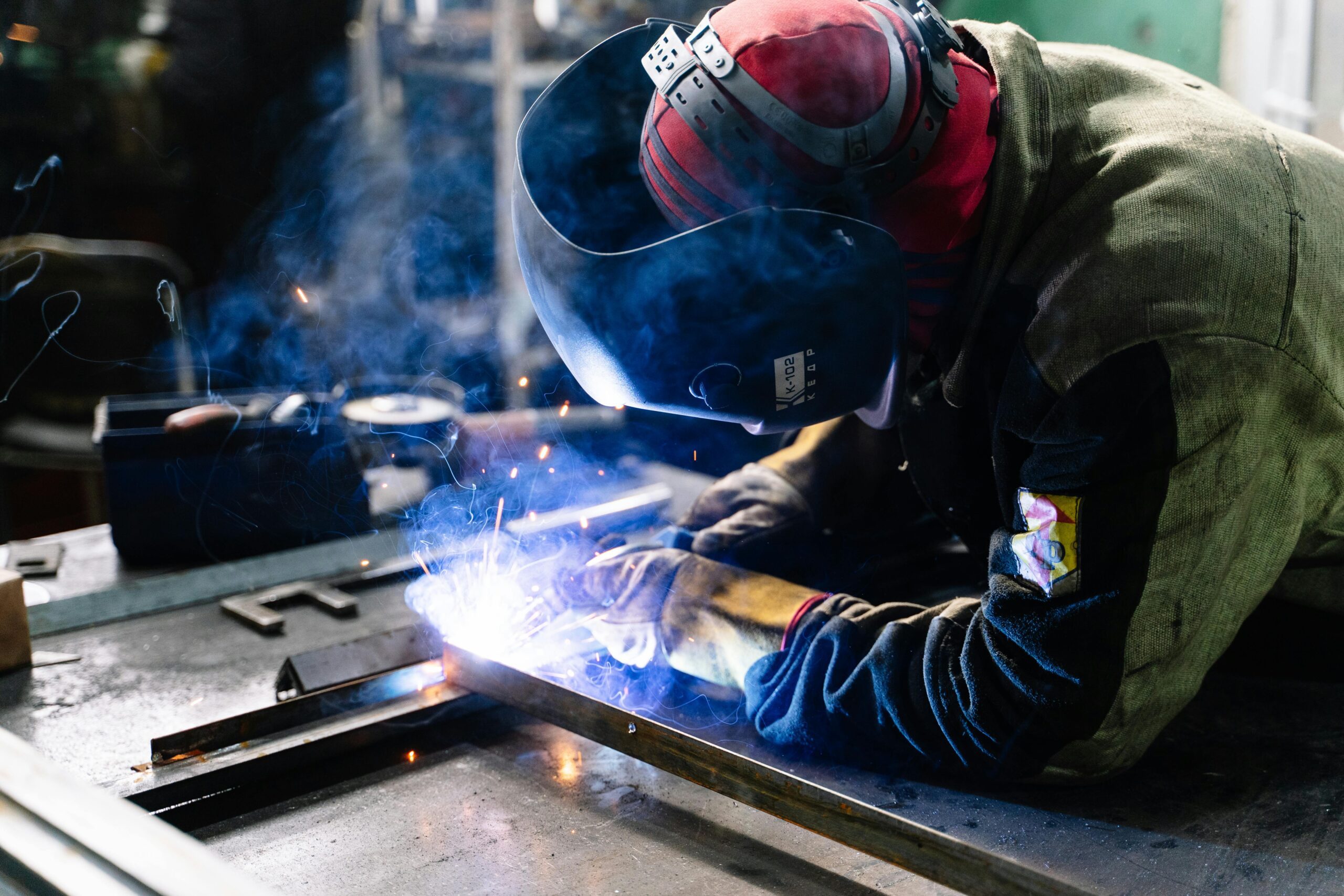 Een lasser aan het werk. Begeleidende blog foto Ko & Co Advocaten.